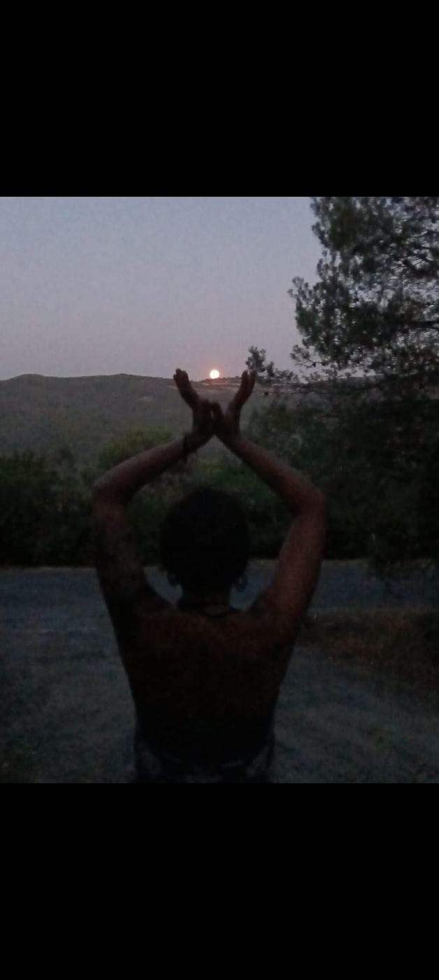 Silhouette al tramonto in un gesto di raccoglimento